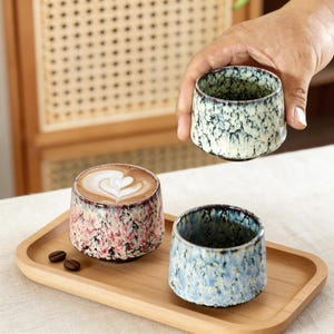 Puede incluir: Un letrero de madera rústica con el texto "Welcome to our home" en letras blancas. El letrero presenta un acabado envejecido y un diseño simple y acogedor, perfecto para la decoración de la entrada.