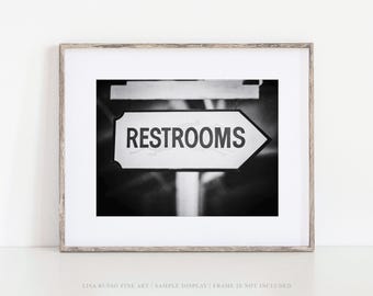 Lámina decorativa para la pared del baño: Letrero de los baños de Saratoga - Blanco y negro