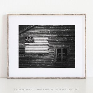 Decoración de pared rústica americana: Granero en blanco y negro con bandera. imagen 1