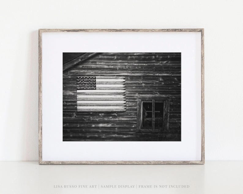 Decoración de pared rústica americana: Granero en blanco y negro con bandera. imagen 1