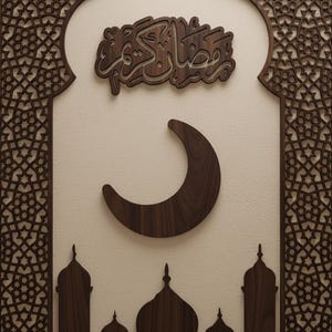 Puede incluir: Arte mural de madera con caligrafía islámica, una luna creciente y siluetas de mezquitas. El diseño incluye un arco decorativo y patrones geométricos. La imagen también incluye los tipos de archivo: DXF, EPS, SVG y AI.