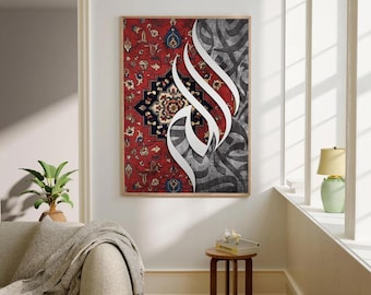 Könnte beinhalten: Gerahmtes Kunstwerk mit geteiltem Design: Eine Seite zeigt einen traditionellen rot-blauen gemusterten Teppich, die andere Seite zeigt graue abstrakte Kalligraphie. Weiße Kalligraphie überlagert die Teilung und erzeugt einen auffälligen Kontrast. Das Kunstwerk wird in einem hellen Raum ausgestellt.