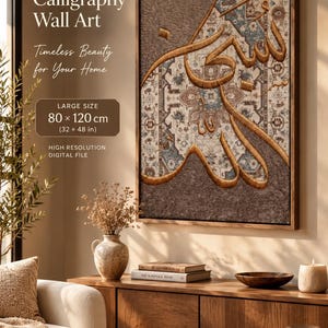 Può includere: Un'opera d'arte murale rettangolare con calligrafia araba dorata su uno sfondo a motivi floreali blu e beige. Il testo sull'immagine riporta Arabic Calligraphy Wall Art, Timeless Beauty for Your Home e 80 x 120 cm.