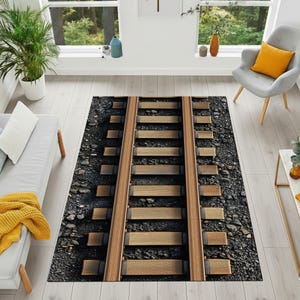 Può includere: Un tappeto rettangolare con un design a binario ferroviario. Il tappeto presenta una base di ghiaia grigio scuro e nera, due travi di legno parallele e traversine di legno distanziate. Un elemento decorativo per la casa.