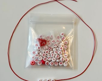 Juego de cuentas con letras hebreas rojas: detalles plateados y separadores de vidrio