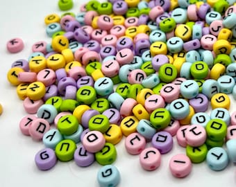 ¡Nuevo! ¡Solo por tiempo limitado! Cuentas con el alfabeto hebreo en tonos pastel, con separadores y un dije.