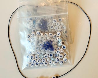 81 cuentas con letras hebreas azules de 7 mm más corazones, pequeños espaciadores y detalles plateados