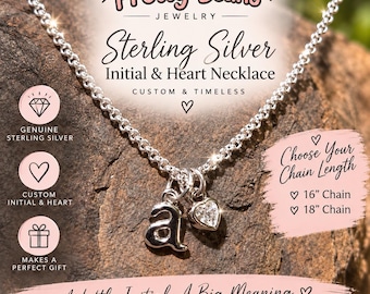 Adorable collar con inicial de plata de ley y un pequeño dije de corazón de circonita cúbica.