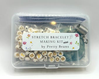 Kit para hacer pulseras navideñas: Cuentas, dijes, letras e hilo, más de 300 piezas.