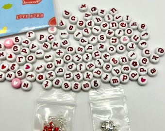 Cuentas con letras minúsculas rojas: fuente adorable, suministros para la fabricación de joyas con detalles plateados, producto exclusivo