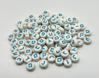 Cuentas del alfabeto hebreo en azul claro con detalles plateados para hacer tú mismo.