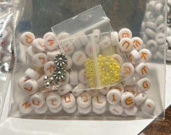 81 cuentas con letras hebreas amarillas de 7 mm más corazones, pequeños espaciadores y detalles plateados