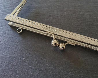Monedero o bolso de metal plateado con estampado de 20 cm (7,9”) y cierre de beso rectangular de 20 x 10 cm