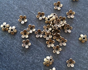 100 o 400 tapas para cuentas de flores de 6 mm, aleación tono bronce antiguo. Agujero: 1 mm.