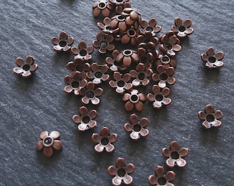 100 o 400 tapas de cuentas de flores de 6 mm, aleación de tono cobre antiguo. Agujero: 1 mm.