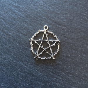 8 eller 40 rustika pentagramhängen i antik silverfärgad legering 28 x 26 mm