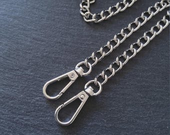 Correa de cadena de aleación para bolso con cierre de mosquetón. Tono plateado. 120 cm de largo x 8,3 mm de ancho.