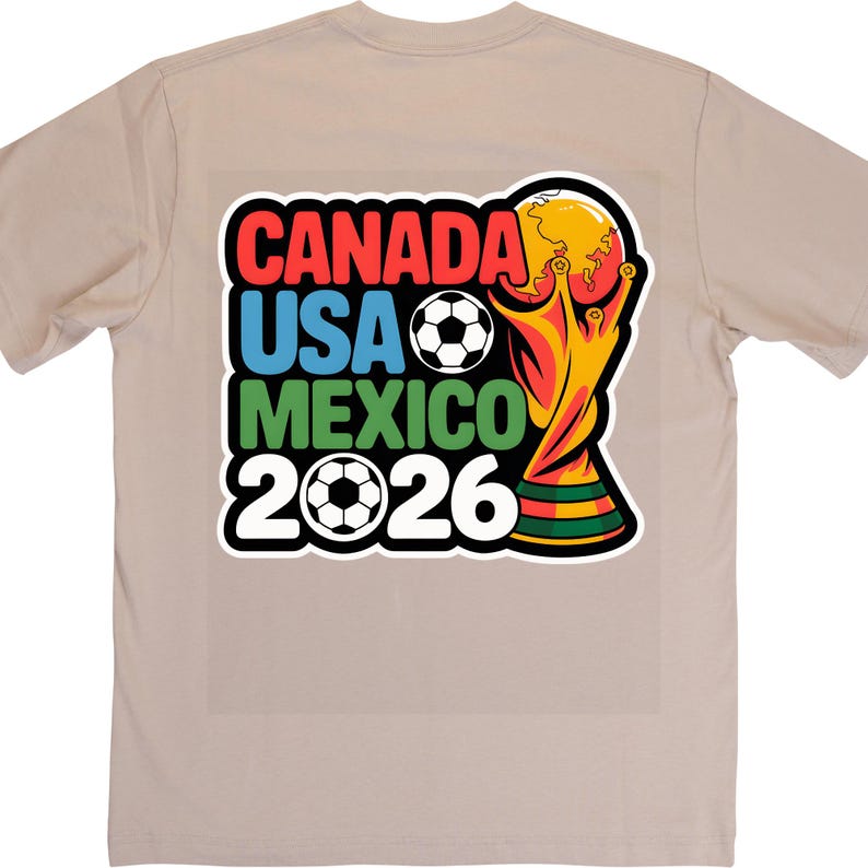 以下が含まれることがあります： 2026 FIFAワールドカップのカラフルなグラフィックが特徴のベージュのTシャツ。「CANADA USA MEXICO 2026」の文字が赤、青、緑、白でデザインされ、サッカーボールとトロフィーが描かれています。