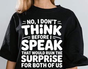 Puede incluir: Camiseta negra con texto blanco: "NO, I DON'T THINK BEFORE I SPEAK THAT WOULD RUIN THE SURPRISE FOR BOTH OF US." La camiseta tiene mangas cortas y cuello redondo.