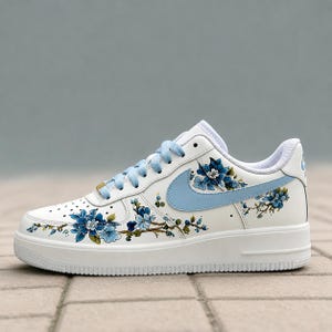 Zapatillas azules pintadas a mano con diseño floral, Nike Air Force 1 personalizadas, zapatillas florales pintadas a mano para primavera, regalo único para ella, regalo de cumpleaños