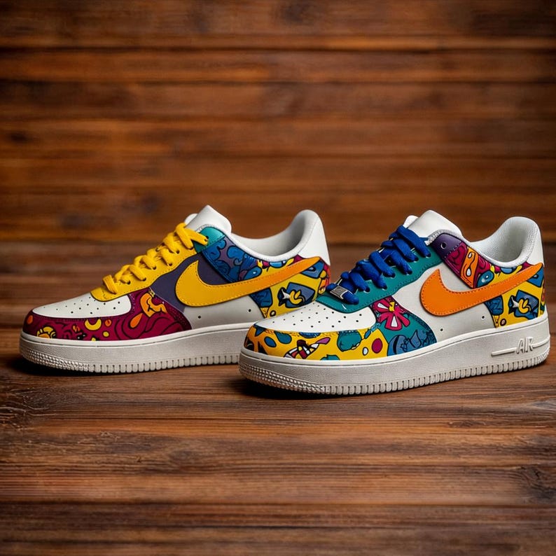 Urban Doodle Asymmetric Custom AF1 - Tênis Pop Art vibrantes pintados à mão - Tênis streetwear únicos e ousados com cores diferentes. imagem 2