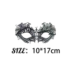 Op de afbeelding: Zwart filigraan masker met een bloemenontwerp en strass accenten. Het masker meet ongeveer 10 x 17 cm. Perfect voor een gemaskerd bal of een kostuumfeest.