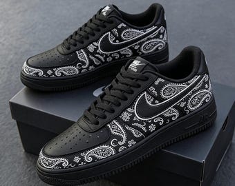 Custom Air Force 1 - handgeschilderde paisley-zwarte sneakers - Streetwearschoenen, een uniek cadeau