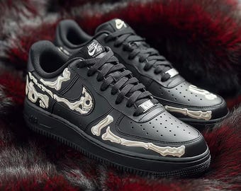 Zapatillas AF1 personalizadas con esqueleto blanco y pintadas a mano.