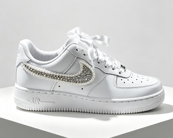 Braut Air Force 1 Custom, Pearl Crystal Nike AF1 Hochzeitsschuhe, Pearl Swoosh Bling AF1 Seidenband, Luxus Strass Perle Schuhe, ihr Geschenk