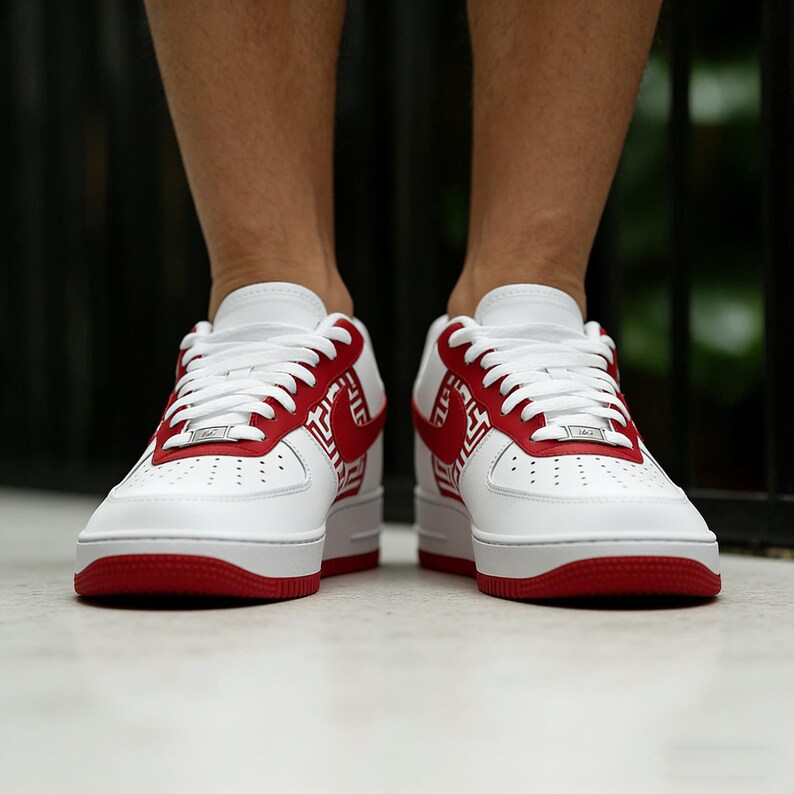 Puede incluir: Zapatillas deportivas blancas y rojas de corte bajo. Las zapatillas presentan una base blanca con detalles rojos en la suela, el tal&oacute;n y el logotipo lateral. Cordones blancos y una etiqueta met&aacute;lica plateada.
