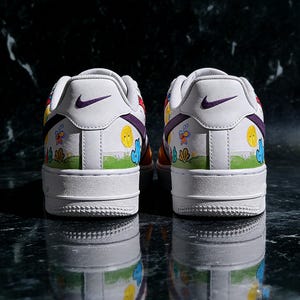 Handmålade specialdesignade AF1 "Fairytale Meadow"-sneakers, färgglada tecknade skor, nyckfulla klotterkonst-kicks för henne, unik konstnärlig gåva bild 4