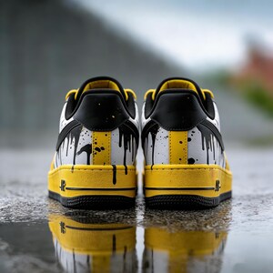 Zapatillas Nike Air Force 1 personalizadas: pintadas a mano con salpicaduras y goteo en negro y amarillo. Zapatillas de arte urbano con grafiti, AF1 de estilo urbano único. imagen 4
