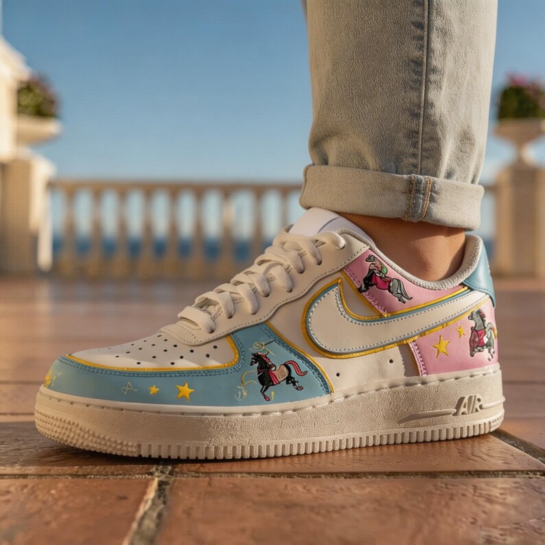 Pu&ograve; includere: Sneakers bianche e blu con un fantasioso design a cavallo di giostra. Le scarpe presentano una suola bianca, una combinazione di colori azzurro e rosa e dettagli dorati. Il design include stelle e illustrazioni di cavalli di giostra.