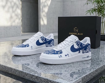 Op maat gemaakte handgeschilderde sportsneakers, blauw-witte Air Force 1, cadeau voor hem