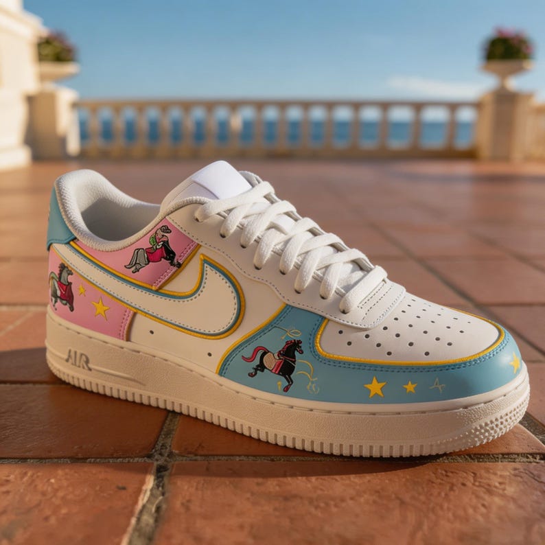 Pu&ograve; includere: Sneaker in pelle bianca con design a cavallo di giostra. La scarpa presenta uno swoosh bianco, dettagli rosa e blu e grafiche di cavalli di giostra. La suola &egrave; bianco sporco e i lacci sono bianchi.