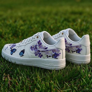 AF1 dipinte a mano con farfalle viola e glicine - Sneakers personalizzate Amethyst Enchantment - Arte indossabile floreale lavanda eterea immagine 2