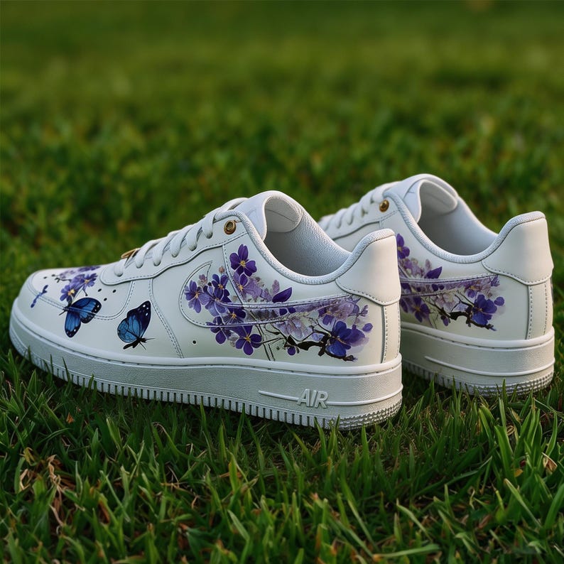 AF1 dipinte a mano con farfalle viola e glicine - Sneakers personalizzate Amethyst Enchantment - Arte indossabile floreale lavanda eterea immagine 2