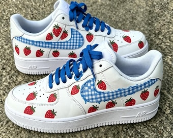 Sneakers Air Force 1 personalizzate con fragole e quadretti blu, scarpe AF1 personalizzate con fragole dipinte a mano per donna, regalo per lei