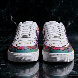 Handmålade specialdesignade AF1 "Fairytale Meadow"-sneakers, färgglada tecknade skor, nyckfulla klotterkonst-kicks för henne, unik konstnärlig gåva bild 3