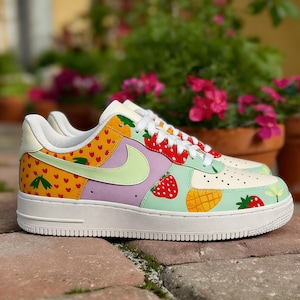 Zapatillas de verano personalizadas pintadas a mano con estampado de frutas caprichosas, af1 Strawberry Picnic, regalo de verano para ella. imagen 1