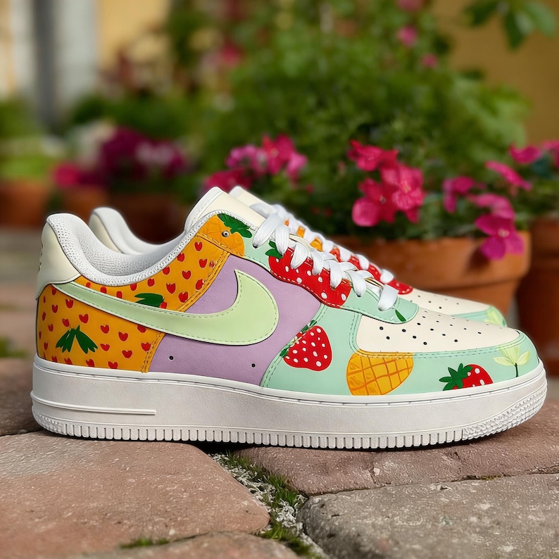 Zapatillas de verano personalizadas pintadas a mano con estampado de frutas caprichosas, af1 Strawberry Picnic, regalo de verano para ella. imagen 1