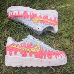 Zapatillas Air Force 1 personalizadas con diseño de helado, zapatillas Air Force 1 rosas con diseño de helado, zapatillas pintadas a mano con diseño de helado, zapatillas personalizadas rosas con efecto goteo, regalo para ella.