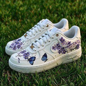 AF1 dipinte a mano con farfalle viola e glicine - Sneakers personalizzate Amethyst Enchantment - Arte indossabile floreale lavanda eterea immagine 1