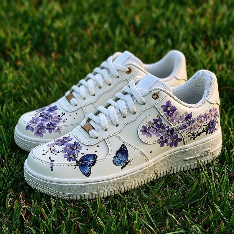 AF1 dipinte a mano con farfalle viola e glicine - Sneakers personalizzate Amethyst Enchantment - Arte indossabile floreale lavanda eterea immagine 1
