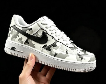 Custom AF1 grijze camouflage - sneakers urban streetwear,grijze camouflage Air Force 1 - zwart-wit aangepaste schoenen,aangepaste sneakers camouflageontwerp