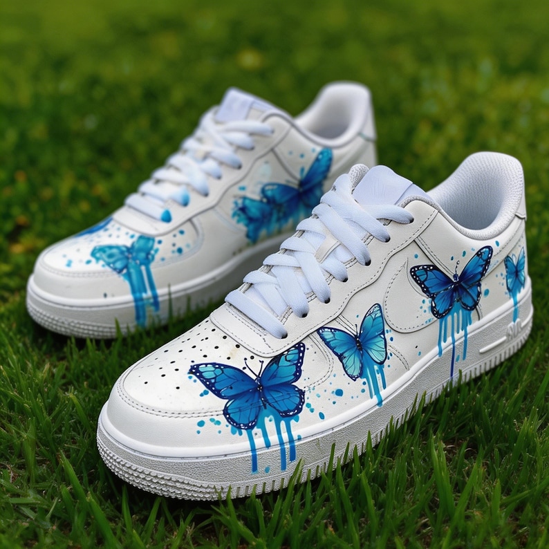 Etherische blauwe vlinder Custom AF1 - handgeschilderde Fluid Drip Art-sneakers, gepersonaliseerd grillig cadeau voor haar afbeelding 1