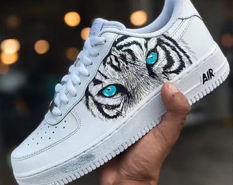 Zapatillas Air Force 1 blancas personalizadas con diseño de ojo azul pintadas a mano, zapatillas Tiger Air Force 1 blancas con diseño de tigre - Majestic Air Force 1 personalizadas con diseño de ojo azul