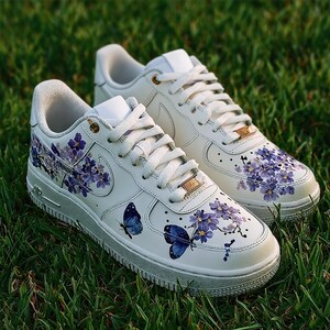 AF1 dipinte a mano con farfalle viola e glicine - Sneakers personalizzate Amethyst Enchantment - Arte indossabile floreale lavanda eterea immagine 5
