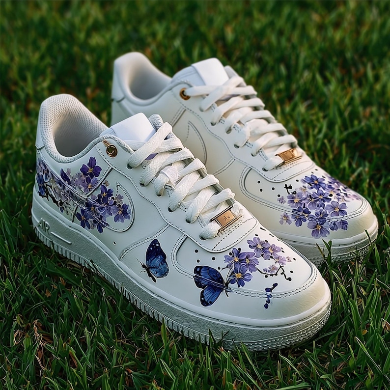 AF1 dipinte a mano con farfalle viola e glicine - Sneakers personalizzate Amethyst Enchantment - Arte indossabile floreale lavanda eterea immagine 5