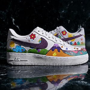 Handmålade specialdesignade AF1 "Fairytale Meadow"-sneakers, färgglada tecknade skor, nyckfulla klotterkonst-kicks för henne, unik konstnärlig gåva bild 1